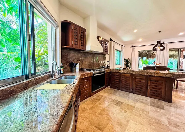 Tropical 3br Retreat W Pool & Essentials *