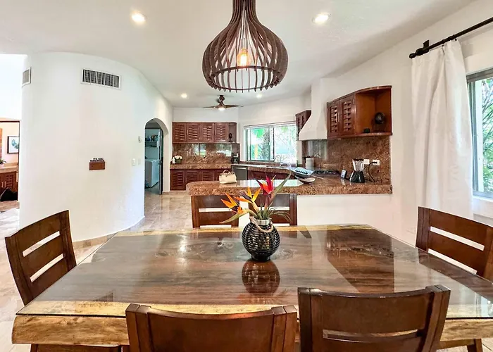 Apartamento Tropical 3br Retreat W Pool & Essentials