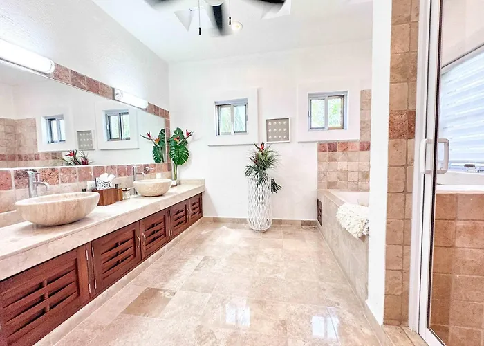 Appartement Tropical 3br Retreat W Pool & Essentials *